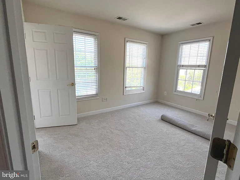 1601 Leeds Castle Dr — Photo 23