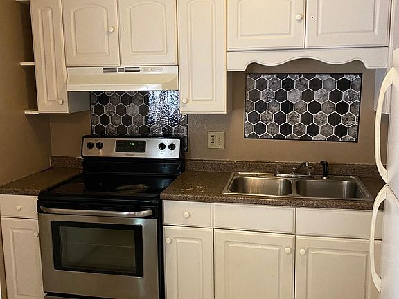 3rd image of 400 Oak Dr #1A