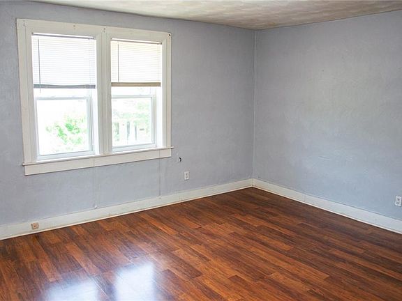 3rd image of 1525A Leckie St