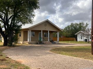 1507 W Goodwin St, Pleasanton, TX 78064