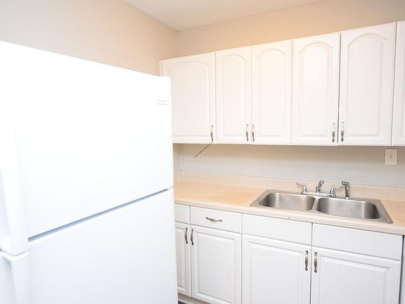 5th image of 100 McArthur St APT 18