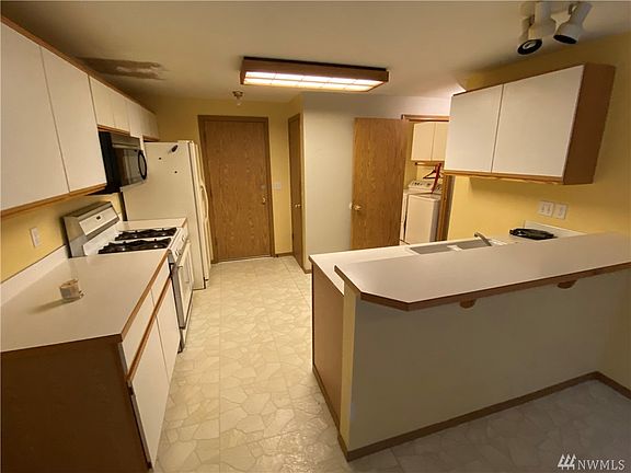 4th image of 9823 11th Pl SE