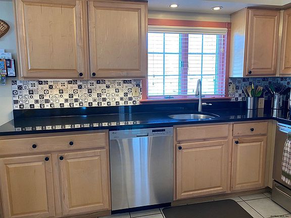 4th image of 11 Oakwood Dr