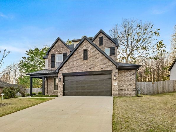 2801 N Whistle Post Dr, Fayetteville, AR 72704