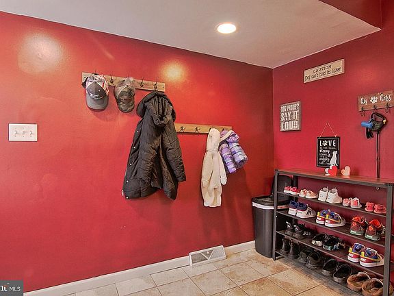 4th image of 523 Village Ln