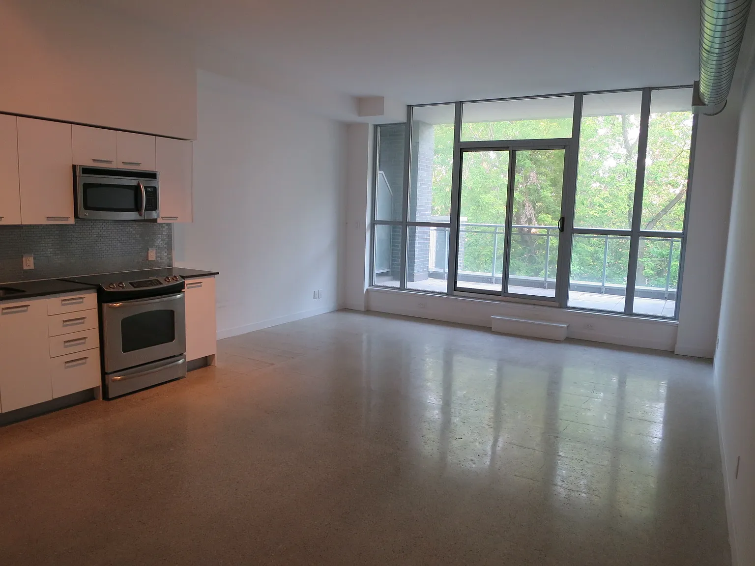 510 King St E - 413 — Photo 3