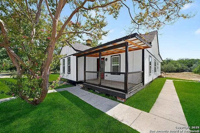 1203 Avenue J — Photo 1