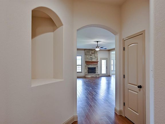 4th image of 2552 Bunker Hill Dr