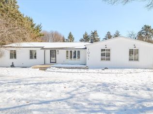 1051 S East St, Fenton, MI 48430