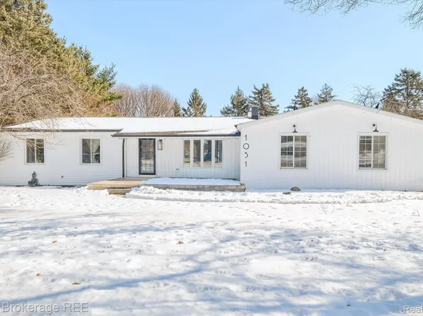 1051 S East St, Fenton, MI 48430