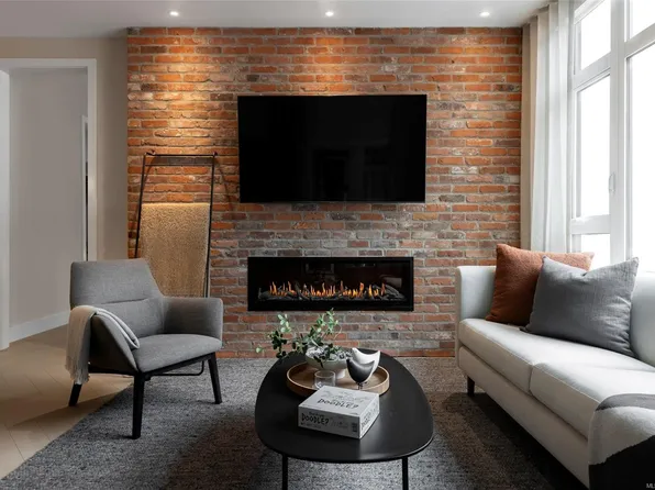 427 Lampson St #415, Esquimalt, BC V9A 5Y6