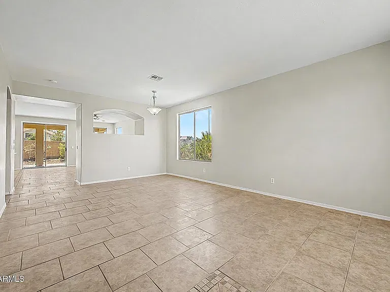 4 bed, 2200 sqft, $2,500 — Photo 4