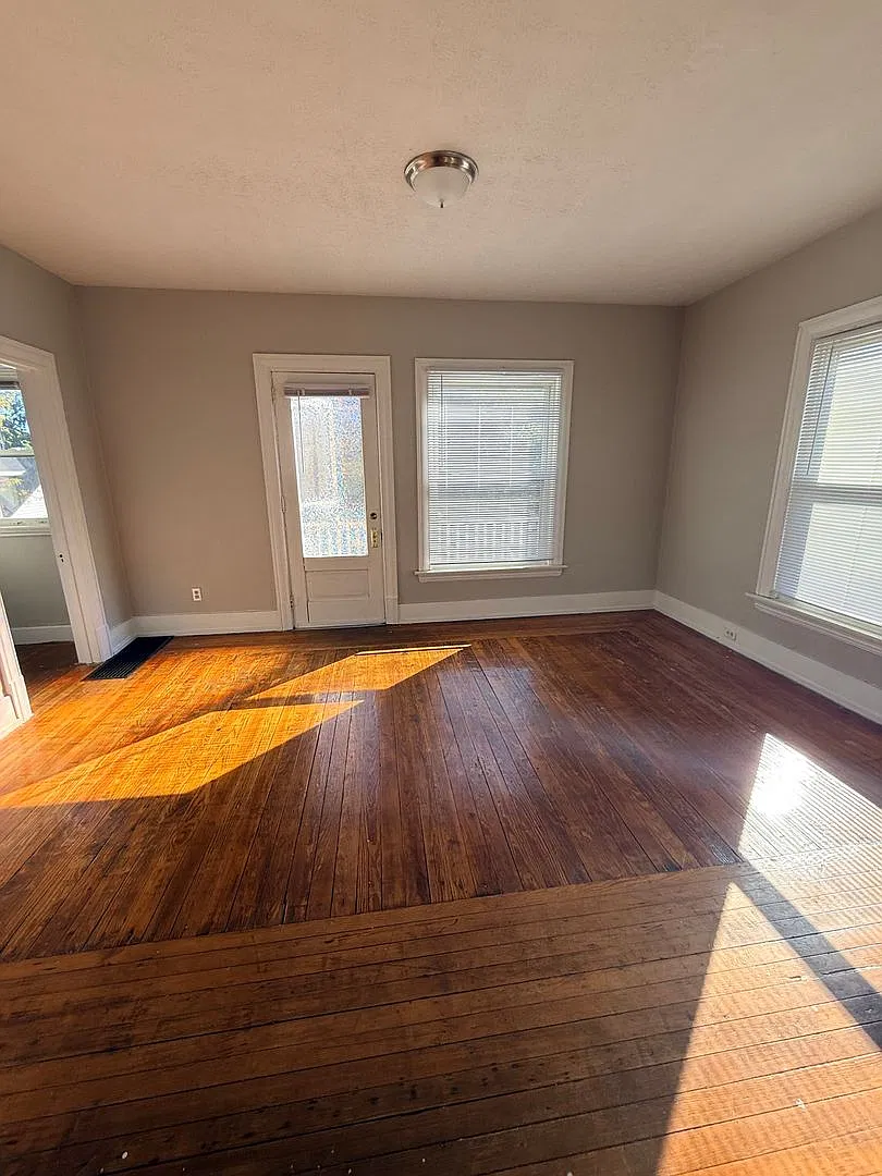 1013 Fremont Ave NW — Photo 2
