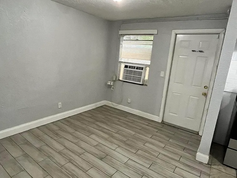 4413 Moncrief Rd W — Photo 5