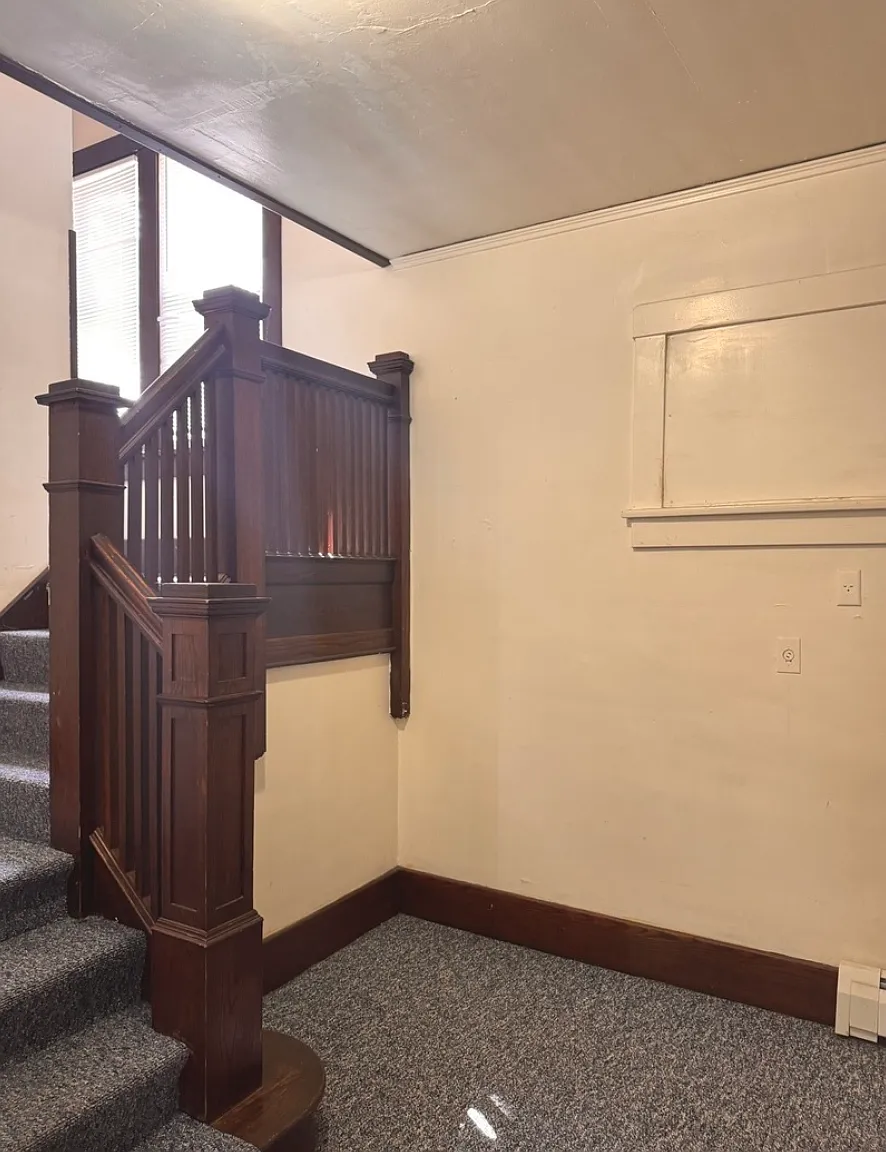 6 bed, 2700 sqft, $2,300 — Photo 1
