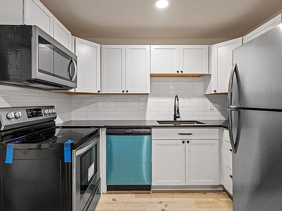 3rd image of 1121 W End Blvd #10
