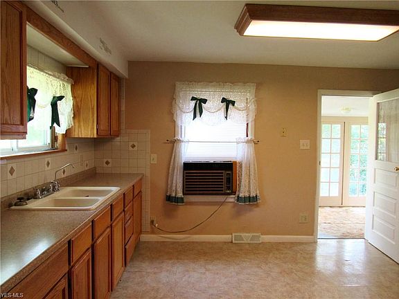 2nd image of 1122 Crestline Dr
