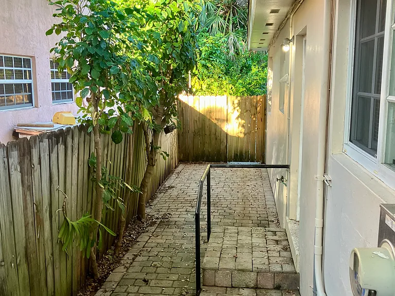 2923 Virginia St — Photo 4