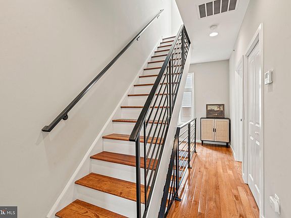 4th image of 624 E Flora St