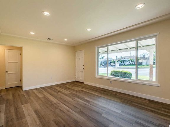 5th image of 2144 N Buena Vista St