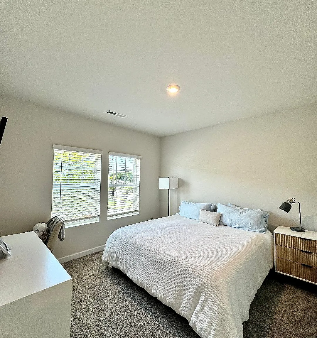 4 bed, 3.5 bath, 2058 sqft, $2,600 — Photo 3