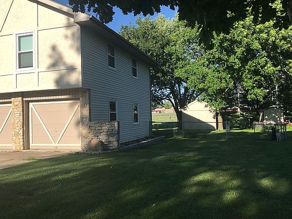 Fenced yard/detached shed