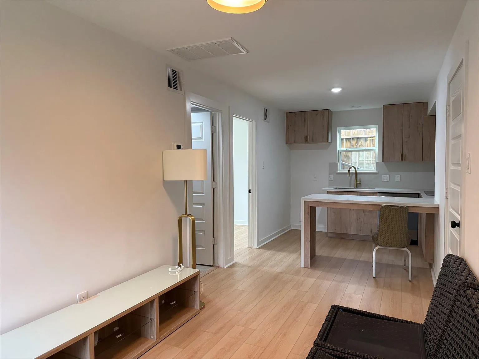 2 bed, 1.0 bath, 2000 sqft, $1,395 — Photo 3