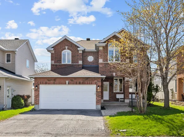 4 Tamarack Pl N, Ottawa, ON K2J 4R3