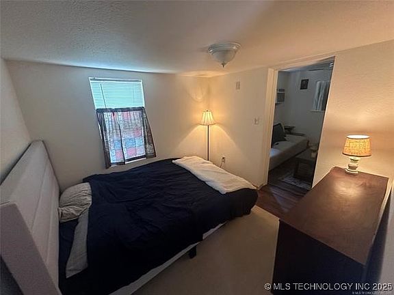 5th image of 907 N Wilson Ave