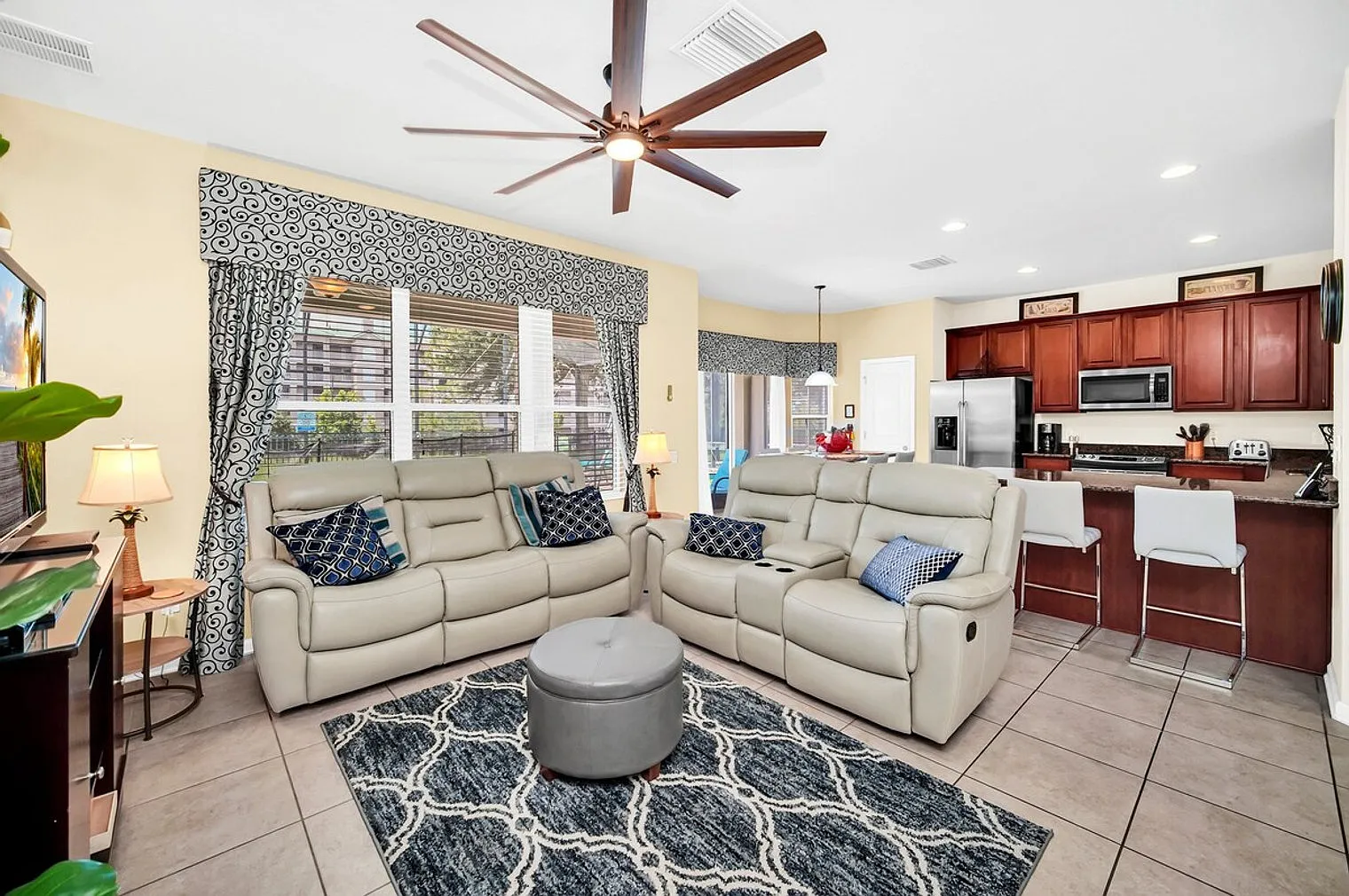 6 bed, 4.0 bath, 2820 sqft, $5,648 — Photo 4