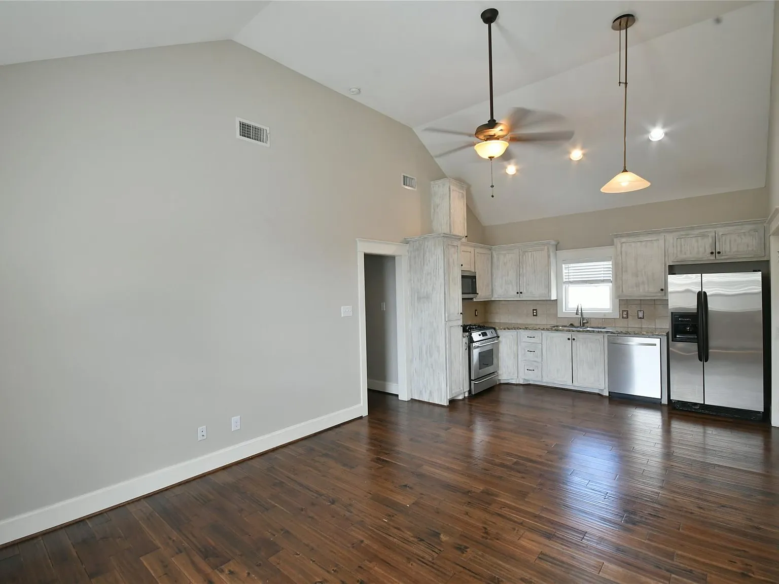 2 bed, 2.0 bath, 816 sqft, $2,100 — Photo 2
