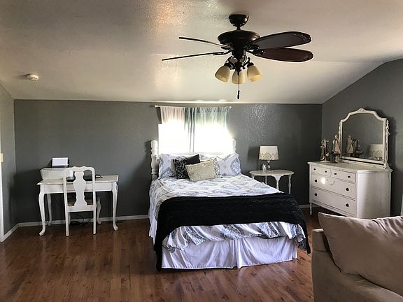 Upstairs 400 sfmaster suite 