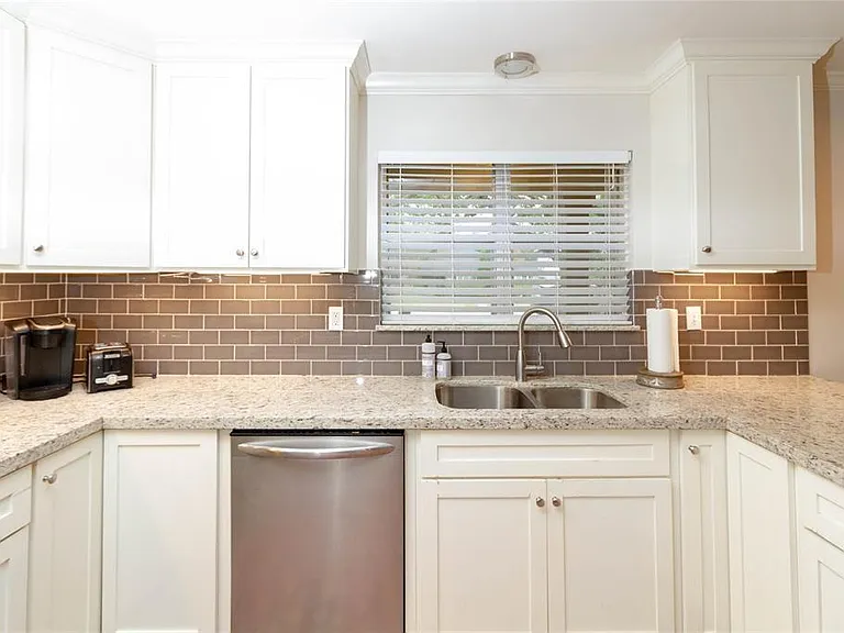 4607 Pine St — Photo 3