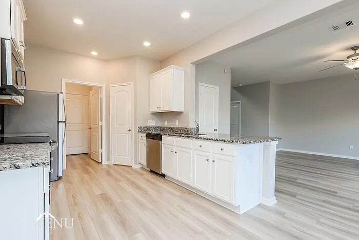 4 bed, 2.5 bath, 2171 sqft, $1,835 — Photo 3