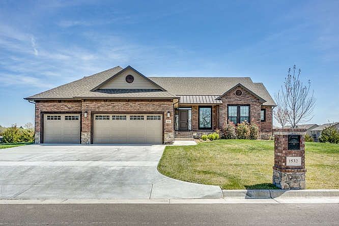 1st image of 1532 N Shadow Rock Dr
