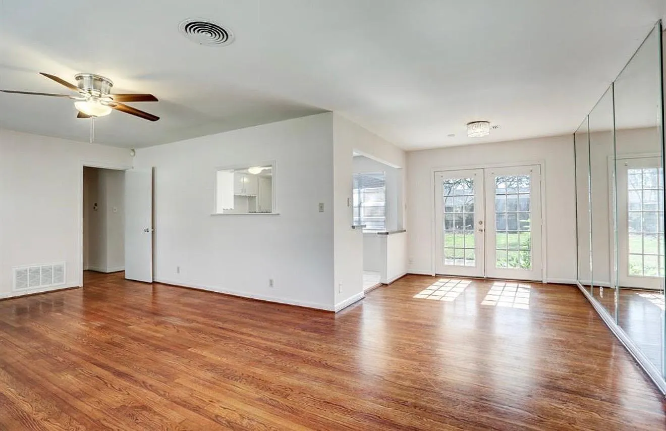 3 bed, 2.0 bath, 1352 sqft, $1,995 — Photo 4