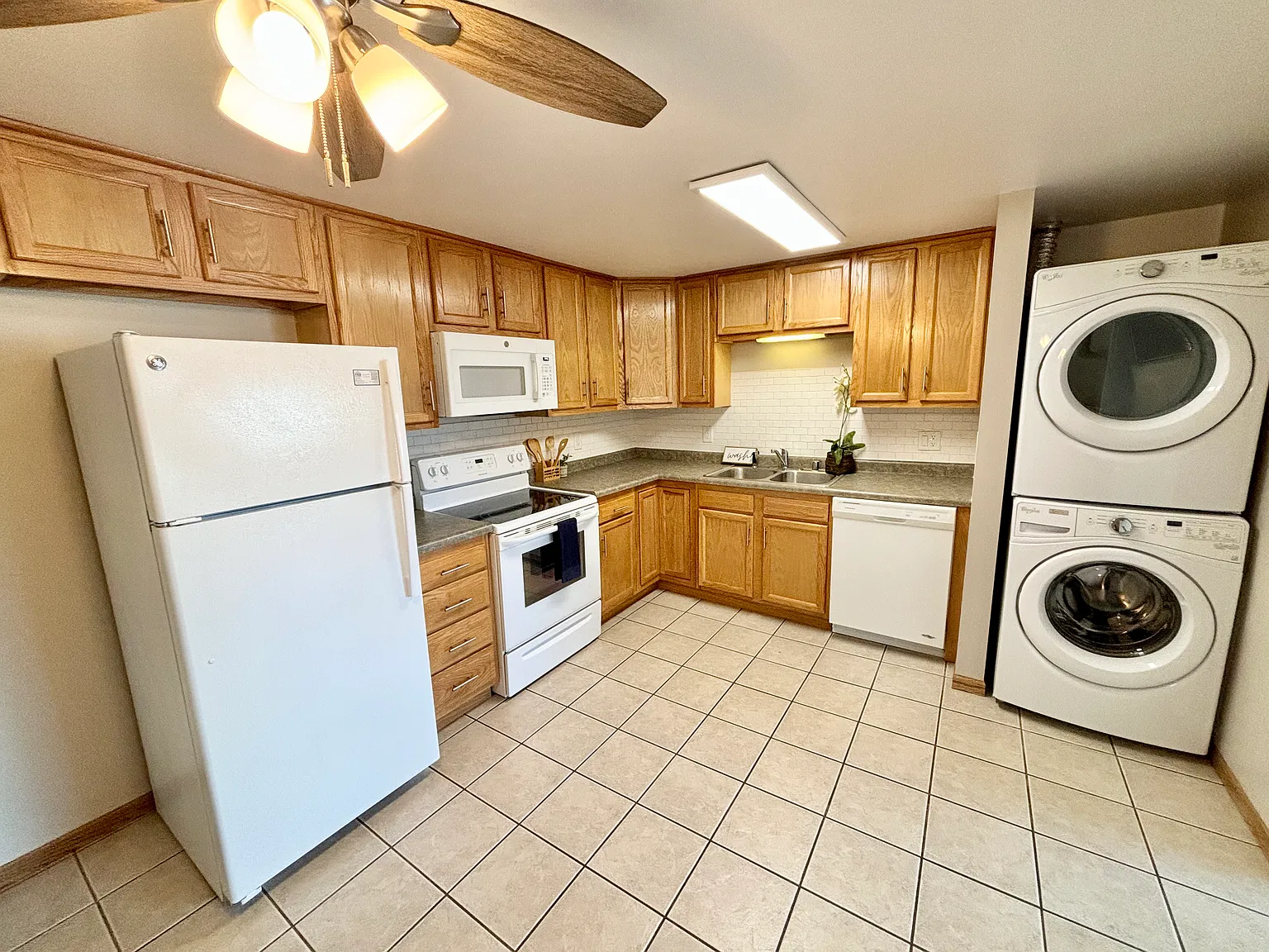 2 bed, 785 sqft, $1,405 — Photo 3