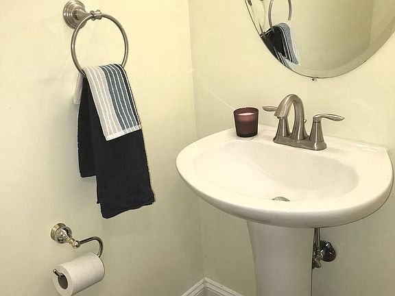 3rd image of 2941 Cambridge Dr