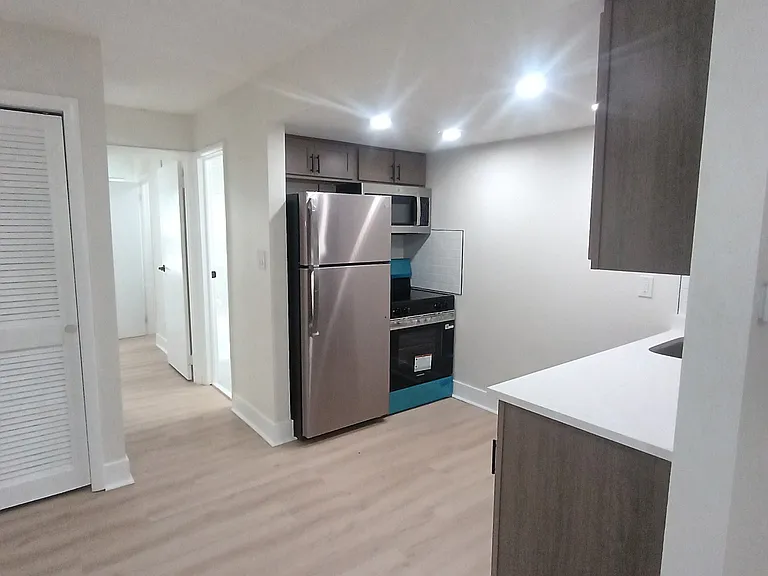 715 E 12th St #L — Photo 1