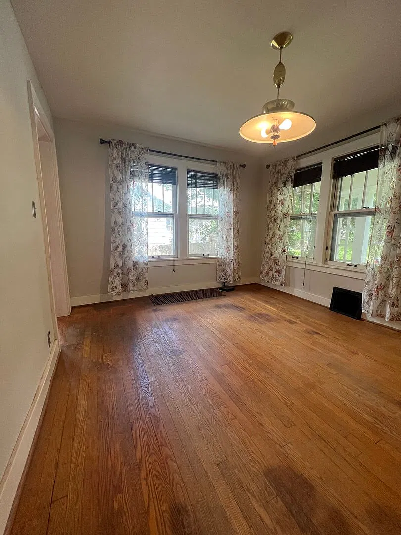 Charming Brookside Bungalow close to all the fun! 2bed/1bath home. — Photo 3