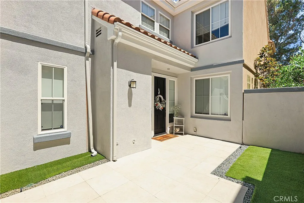 3 bed, 2.5 bath, 2473 sqft, $11,000 — Photo 2