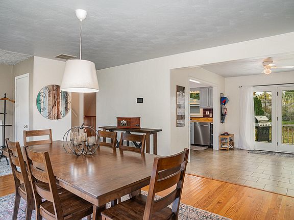 3rd image of 3153 Oakwood St