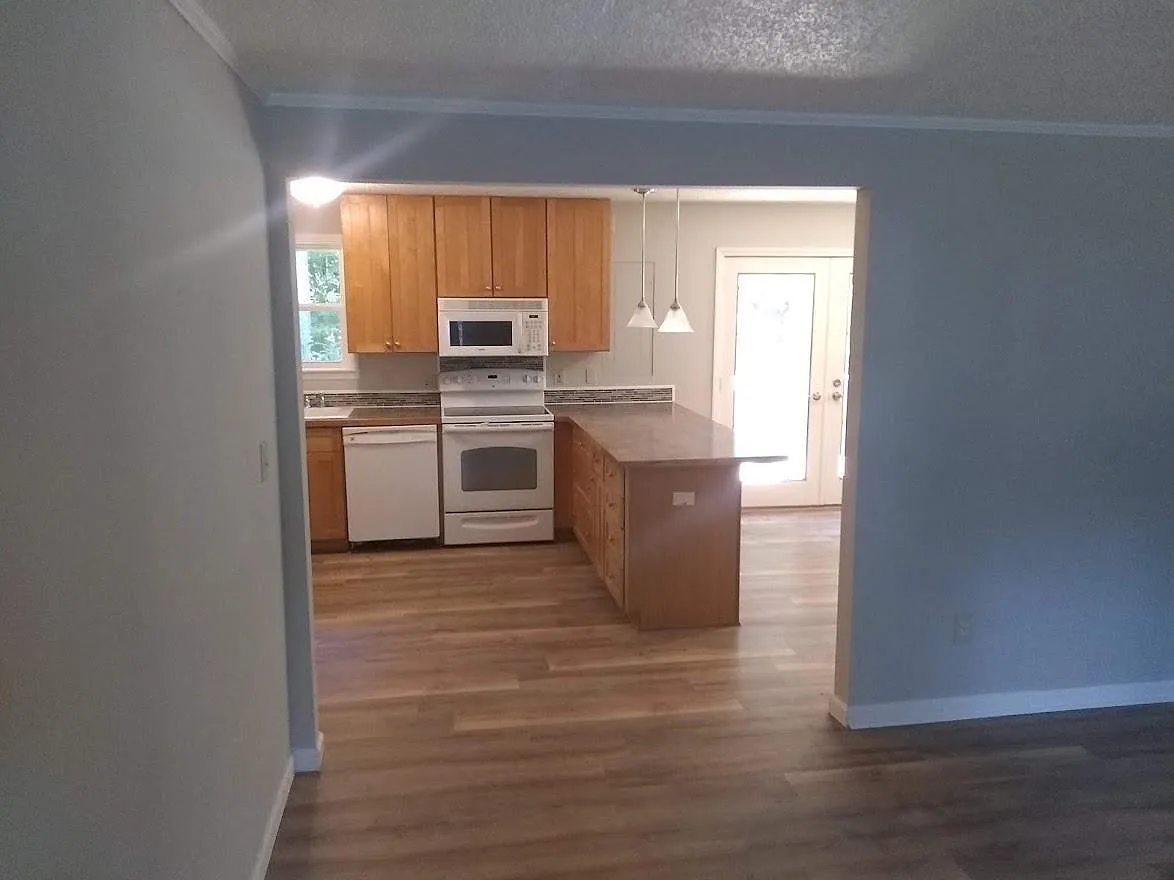 3 bed, 1250 sqft, $1,950 — Photo 3