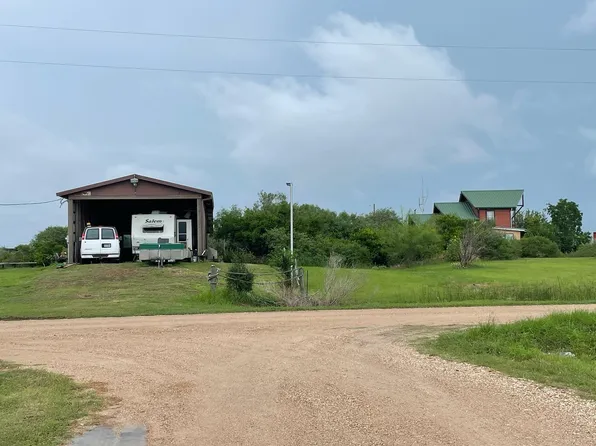 318 Porpoise Dr, Palacios, TX 77465