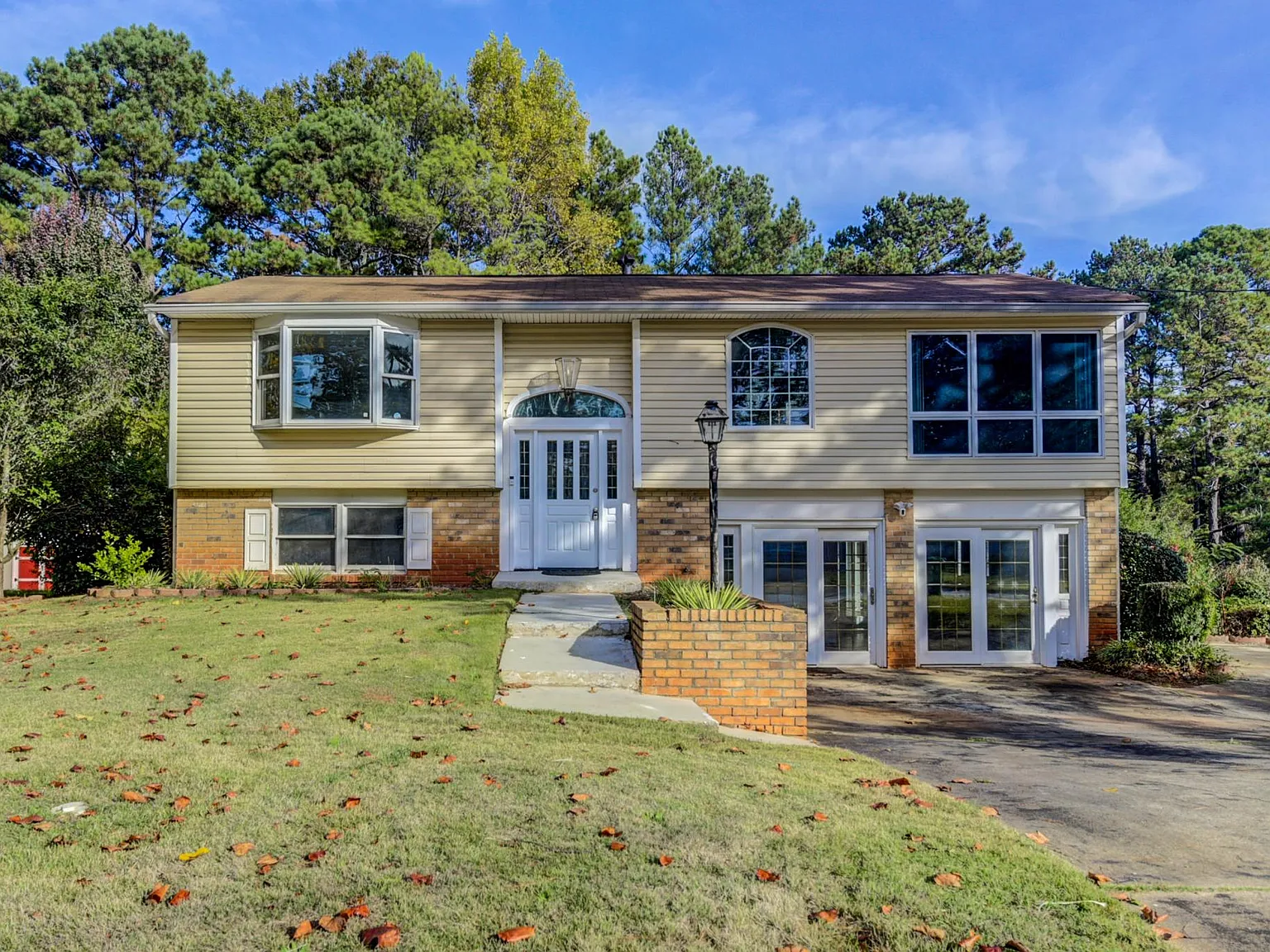 3 bed, 2.5 bath, 2961 sqft, $2,100 — Photo 3