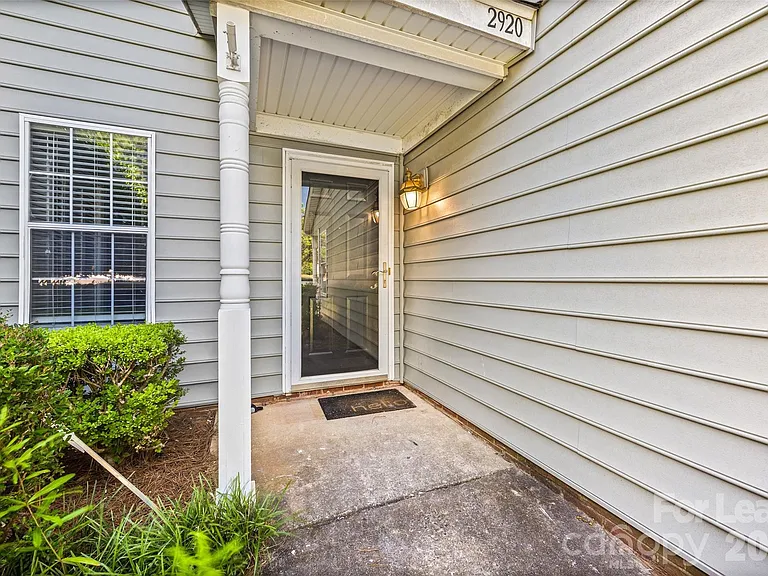 2920 Iron Gate Ln — Photo 2
