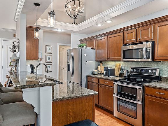 5th image of 1064 Heathwood West Dr
