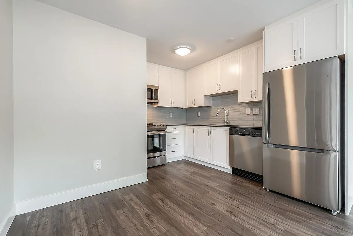Royal Graham Apartments — Photo 4