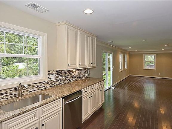 5th image of 7410 Tower St