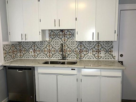 4th image of 1582 Victoria Ave 2-unit 2